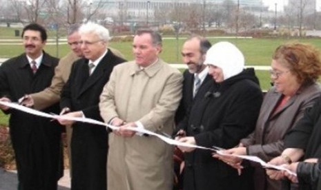 Gunting pita peresmian sebuah masjid di Chicago, AS yang halamannya dimanfaatkan untuk taman kota