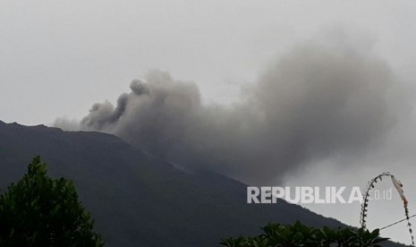 Gunung Agung di Kabupaten Karangasem, Provinsi Bali akhirnya meletus. Puncak tertinggi di Pulau Dewata itu mengeluarkan asap hitam pada Selasa (21/11) sore, pukul 17.35 WITA dalam kondisi level siaga atau level tiga.