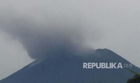 Gunung Agung di Kabupaten Karangasem, Provinsi Bali akhirnya meletus. Puncak tertinggi di Pulau Dewata itu mengeluarkan asap hitam pada Selasa (21/11) sore, pukul 17.35 WITA dalam kondisi level siaga atau level tiga.