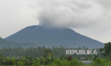 Gunung Agung di Kabupaten Karangasem, Provinsi Bali akhirnya meletus. Puncak tertinggi di Pulau Dewata itu mengeluarkan asap hitam pada Selasa (21/11) sore, pukul 17.35 WITA dalam kondisi level siaga atau level tiga.