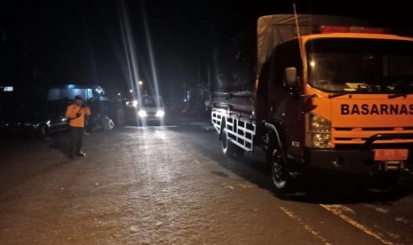 Gunung Agung kembali erupsi sekitar pukul 21.04 WITA dengan tinggi kolom abu mencapai dua ribu meter di atas puncak, Senin (2/7) malam. Badan Pencarian dan Penyelamatan (Basarnas) Provinsi Bali langsung mengerahkan personel membantu evakuasi warga yang masih tersisa di zona bahaya. 