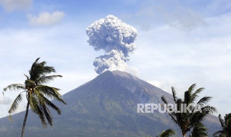 Gunung Agung memuntahkan abu dan asap di Karangasem, Bali, Rabu (4/7).