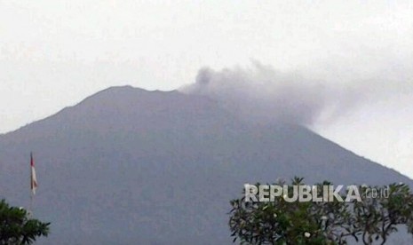 Gunung Agung memuntahkan abu vulkanik di Karangasem, Bali, (21/11).