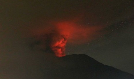  Gunung Agung mengalami erupsi untuk yang kedua kalinya pada pekan ini.  