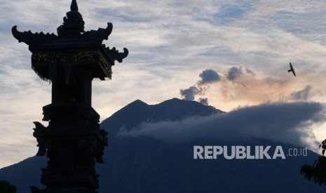 Gunung Agung mengeluarkan abu vulkanik terlihat dari Desa Tulamben, Karangasem, Bali, Jumat (22/2/2019).