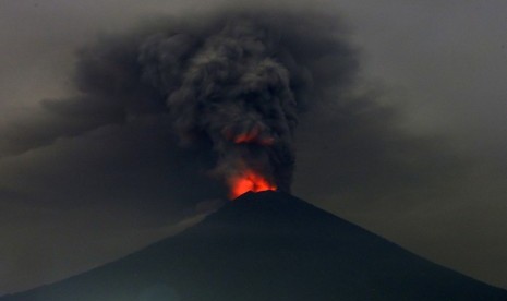 Gunung Agung saat sedang erupsi, Senin (27/11).