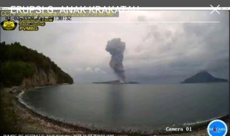 Gunung Anak Krakatau di perairan Selat Sunda, Kabupaten Lampung Selatan, Provinsi Lampung. 