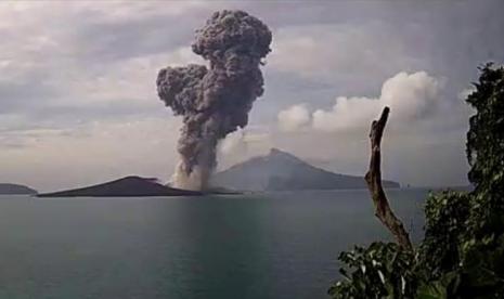 Gunung Anak Krakatau di Perairan Selat Sunda mengalami erupsi dan mengeluarkan kolom abu. 