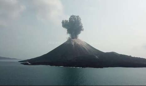 Gunung Anak Krakatau di Selat Sunda, Lampung.