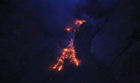  Gunung api aktif yang terletak sekitar 50 km dari Pulau Lembata ini secara rutin mengeluarkan lavanya setiap 20 menit sekali dari tengah Laut Flores.