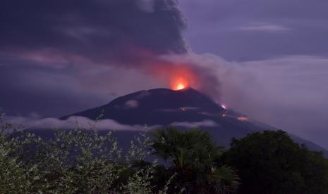 Gunung Api Ili Lewotolok mengeluarkan material vulkanik saat erupsi di Kabupaten Lembata, NTT, Ahad (29/11/2020). Pusat Vulkanologi dan Mitigasi Bencana Geologi (PVMBG) telah menaikkan status gunung api itu dari semula waspada menjadi siaga setelah melihat situasi gunung api yang terus melontarkan batu atau larva pijar.