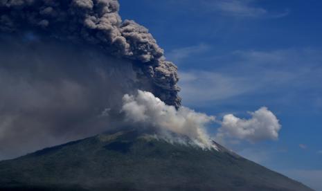 Gunung Api Lewotolok mengeluarkan material vulkanik saat erupsi di Kabupaten Lembata, NTT, Ahad (29/11/2020). Pusat Vulkanologi dan Mitigasi Bencana Geologi (PVMBG) telah menaikkan status gunung api itu dari semula waspada menjadi siaga setelah melihat situasi gunung api yang terus melontarkan batu atau larva pijar.