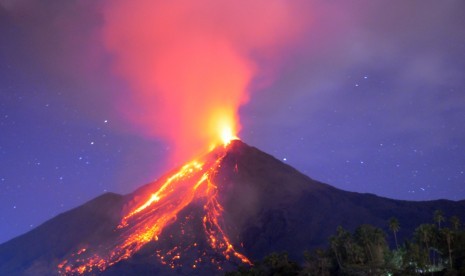 Gunung api Karangetang mengeluarkan lava pijar (ilustrasi). PVMBG mencatat mencatat sebanyak 18 kali gempa embusan terjadi di Gunung Karangetang di Kepulauan Sitaro, Sulawesi Utara (Sulut). 