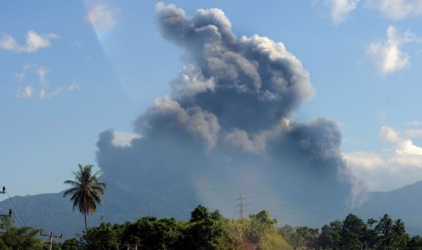 Gunung api Lokon Erupsi mengeluarkan abu vulkanik ketika terlihat di Jalan Ring Road Manado, Sulawesi Utara, Rabu (20/5). 