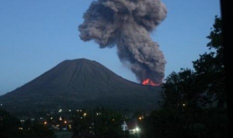 Gunung Api Lokon mengeluarkan debu vulkanik serta lava di kota Tomohon, Sulawesi Utara.