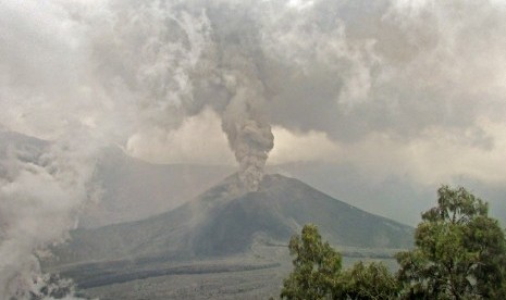 Gunung Barujari menyemburkan material vulkanik terlihat dari Danau Segare Anak Desa Sembalun Lawang, Kecamatan Sembalun, Selong, Lombok Timur, NTB, Senin (9/11). 