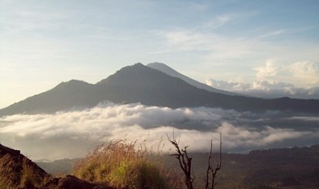 Gunung Batur. Seorang pendaki gunung tergelincir dari puncak Gunung Batur, Kintamani, Bali. Ilustrasi.