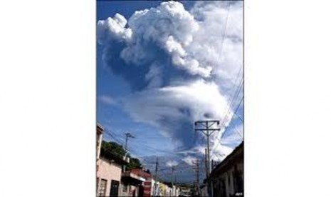 Gunung berapi Chaparrastique terlihat menyemburkan kolom awan panas tebal.