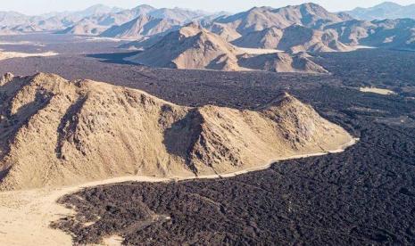 Menikmati Lukisan Vulkanik di Gunung Berapi Harrat Saudi. Gunung berapi Harrat di Umluj, Arab Saudi. Harrat sebagian besar dibentuk oleh rentetan lava Basaltik yang bertumpuk di atas satu sama lain. Ukiran alam ini menciptakan bentuk topografi khas Harrat yang muncul dalam bentuk dataran tinggi vulkanik.