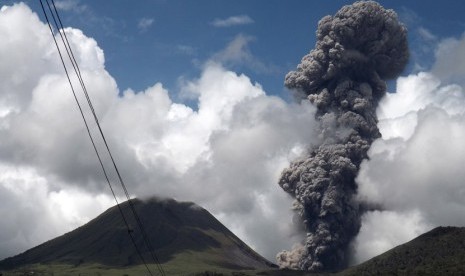   Gunung berapi Lokon menghembuskan abu vulkanik ke udara di kota Tomohon,Sulawesi Utara,Rabu (28/11).  (Antara/Sonny Dinar)