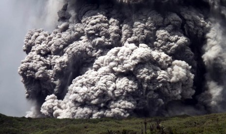   Gunung berapi Lokon menghembuskan abu vulkanik ke udara di kota Tomohon,Sulawesi Utara,Rabu (28/11).  (Antara/Sonny Dinar)