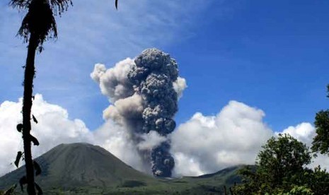  Gunung berapi Lokon menyemburkan material abu vulkanik ke udara ketika meletus di kota Tomohon, Sulawesi Utara, Senin (17/12).