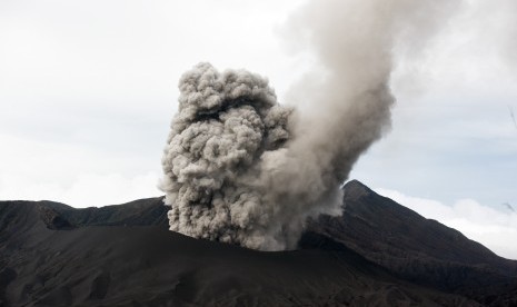 Gunung Bromo menyemburkan material vulkanis terlihat dari Pos Pantau Pengamatan Gunung Api Bromo, Probolinggo, Jawa Timur, Jumat (18/12). 