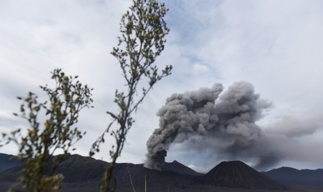 Gunung Bromo menyemburkan material vulkanis terlihat dari Pos Pantau Pengamatan Gunung Api Bromo, Probolinggo, Jawa Timur, Jumat (18/12).