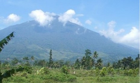 Angin kumbang dari Gunung Ciremai kerap terjadi saat musim pancaroba sekarang ini.