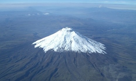 Gunung Cotopaxi di Ekuador.