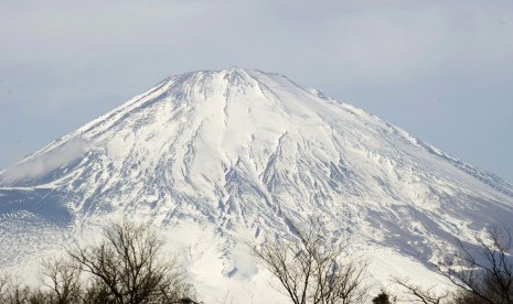 Gunung Fuji. Musim pendakian Gunung Fuji dibatalkan akibat pandemi Covid-19.