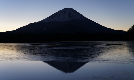 Gunung Fuji tampak dari Danau Shoji di Prefektur Yamanashi.