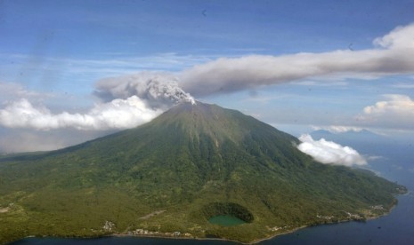 Mount Gamalama In Ternate (file)