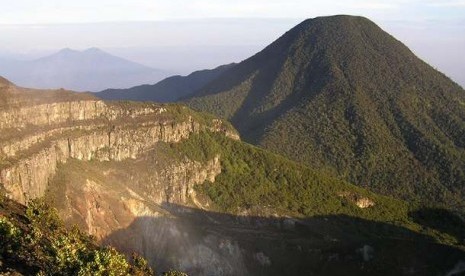 Gunung Gede Pangrango. Suhu udara di Gunung Gede Pangrango mencapai 0 derajat pada puncak musim kemarau 2024.