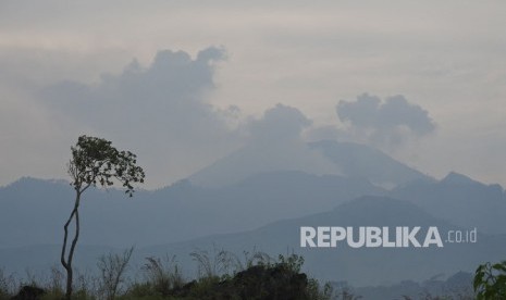 Gunung Ijen mengeluarkan asap di Kecamatan Ijen, Bondowoso, Jawa Timur, Kamis (22/3). 