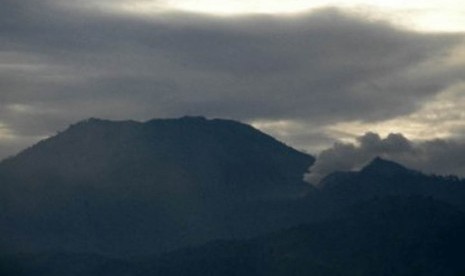 Gunung Ijen mengeluarkan asap terlihat dari Desa Kalisat, Sempol, Bondowoso, Jawa Timur. 