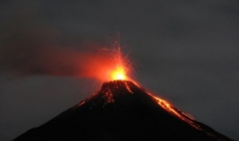 Gunung Karangetang di Makuku menyemburkan api dan lelehan lava 