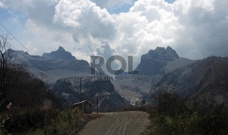 Gunung Kelud yang masih berstatus awas pasca erupsi.