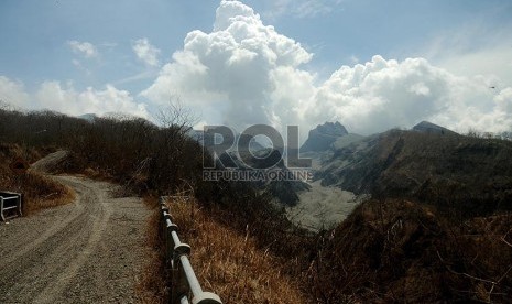 Gunung Kelud yang masih berstatus awas pasca erupsi.