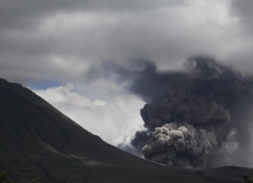 Gunung Lokon kembali menyemburkan abu vulkanik setinggi 3.000 meter di Tomohon, Sulawesi Utara. Letusan membuat panik warga yang sebagian sudah kembali ke rumah. 