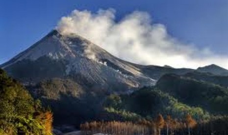 Gunung Marapi, Sumatra Barat. Antisipasi penyebaran Covid-19, pendakian Gunung Marapi ditutup sementara.