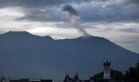 Aktivitas Gunung Marapi cukup intens di mana sejak Sabtu (7/1/2023) sampai tadi siang, Selasa (10/1/2023) sudah terjadi erupsi sebanyak 77 kali. (ilustrasi).