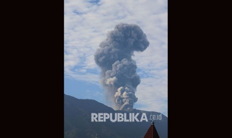 Ilustrasi. Gunung Marapi mengeluarkan abu vulkanik terlihat di kawasan di Jorong Koto Tuo, Nagari Balai Gurah, Kecamatan IV Angkek, Agam, Sumatera Barat, Rabu (2/5). Gunung Marapi Erupsi, BKSDA Sumbar Berencana Evakuasi Pendaki