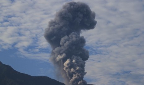 Gunung Marapi mengeluarkan abu vulkanis terlihat di kawasan di Jorong Koto Tuo, Nagari Balai Gurah, Kecamatan IV Angkek, Agam, Sumatra Barat, Rabu (2/5). 