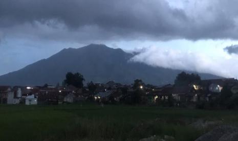 Gunung Marapi, Sumatra Barat. Bupati Tanah Datar, Eka Putra, meminta warga yang bermukim di sekitaran Gunung Marapi supaya memakai masker keluar rumah bila terjadi hujan abu vulkanik. Eka juga meminta warga selalu waspada bila terjadi letusan Gunung Marapi disertai semburan abu vulkanik dan lontaran batu pijar.