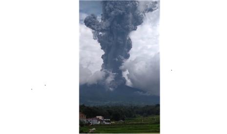 Gunung Marapi yang terletak di Kabupaten Tanah Datar dan Kabupaten Agam, Sumatra Barat erupsi pada Ahad (3/12/2023).