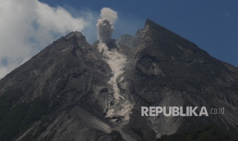 Gunung Merapi. Aktivitas guguran awan panas kecil Gunung Merapi terlihat dari Balerante, Kemalang, Klaten, Jawa Tengah, Selasa (26/2/2019).