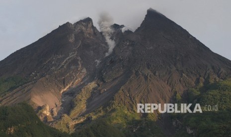 Gunung Merapi. Aktivitas Gunung Merapi terlihat dari kawasan Deles Indah, Sidorejo, Kemalang, Klaten, Jawa Tengah, Senin (11/3/2019).