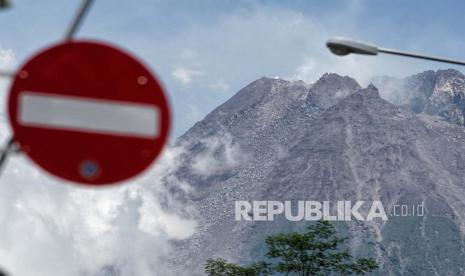 Gunung Merapi difoto dari Kaliurang, Sleman, D.I Yogyakarta (ilustrasi). Dinas Perhubungan (Dishub) Kabupaten Sleman, Daerah Istimewa Yogyakarta memasang lampu penerangan jalan di sejumlah tempat sepanjang jalur evakuasi bencana erupsi Gunung Merapi.