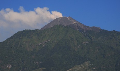 Gunung Merapi mengeluarkan asap putih saat terjadi letusan freatik di Cepogo, Boyolali, Jawa Tengah, Jumat (11/5).